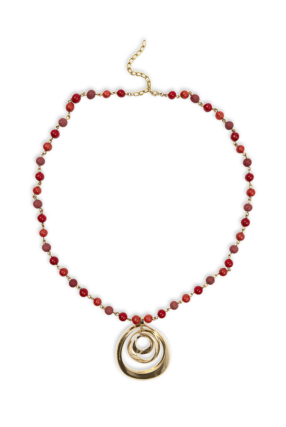 Collar largo rojo con abalorios y aros dorados colgantes