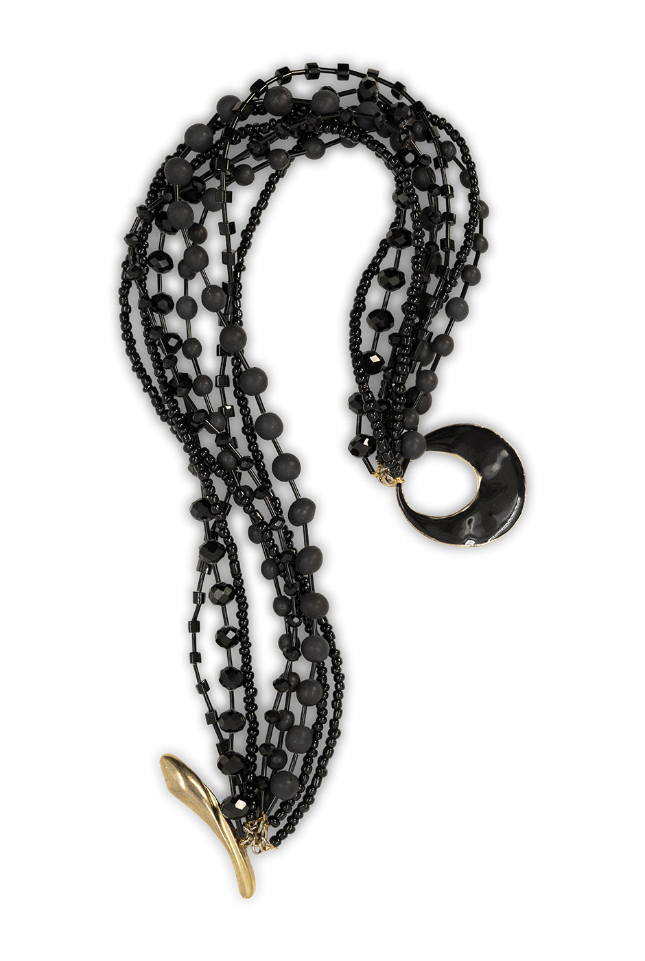 Collar MultiCapas elegante con cuentas negras y broche dorado.