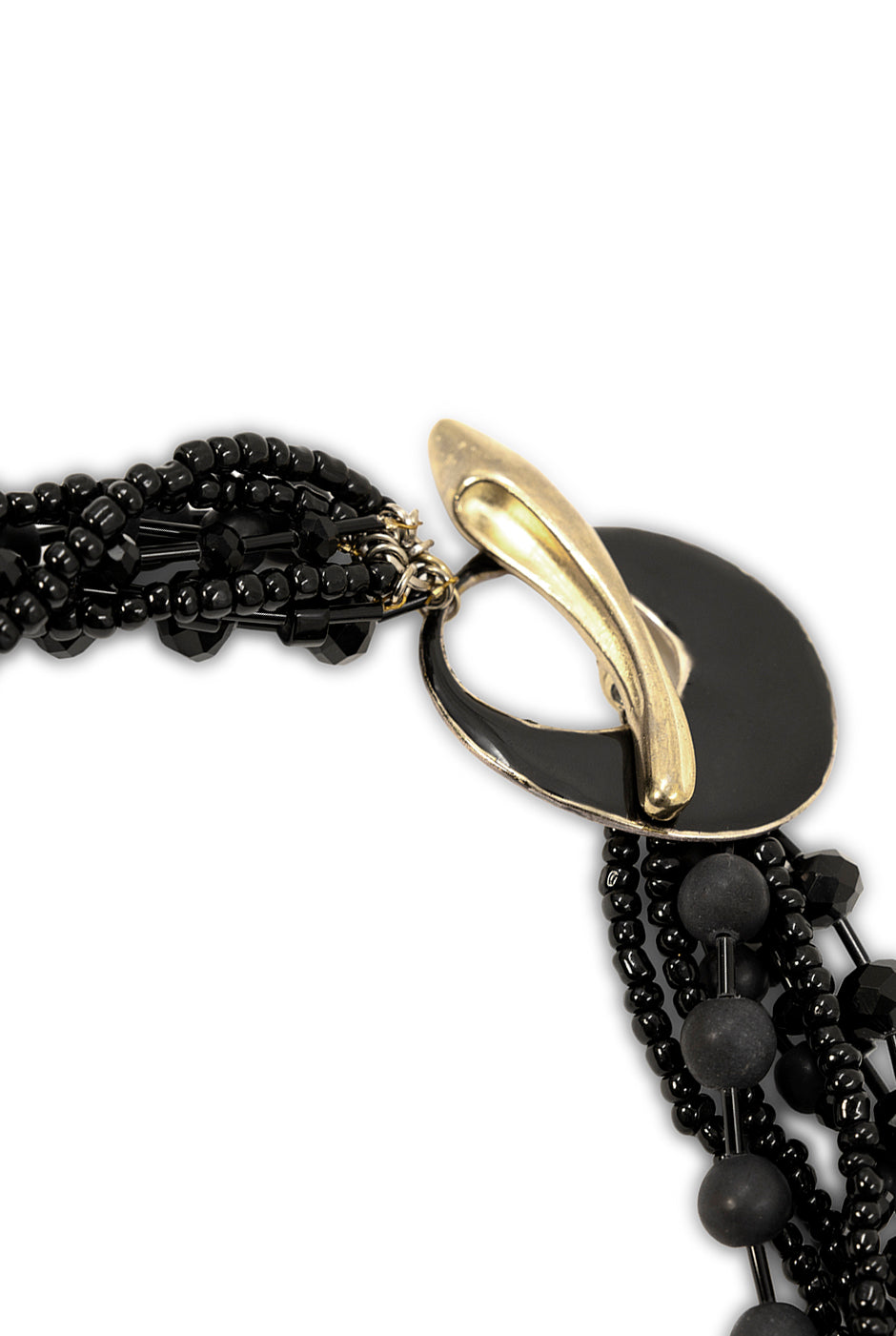 Collar MultiCapas elegante con cuentas negras y broche dorado.