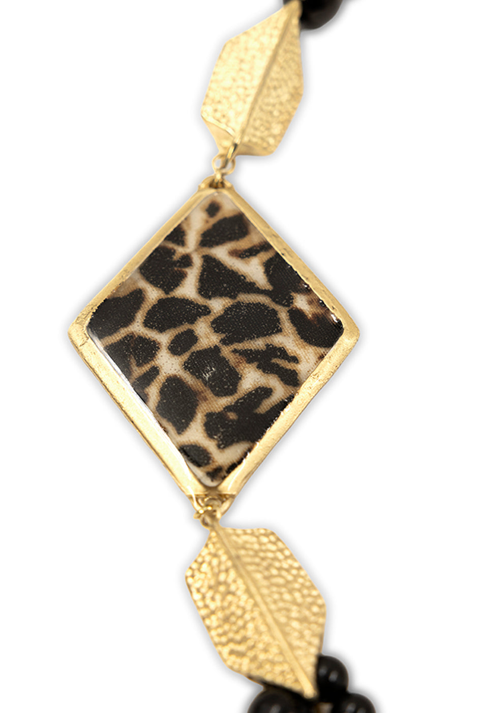 Collar elegante de abalorios negros con colgante de estampado animal