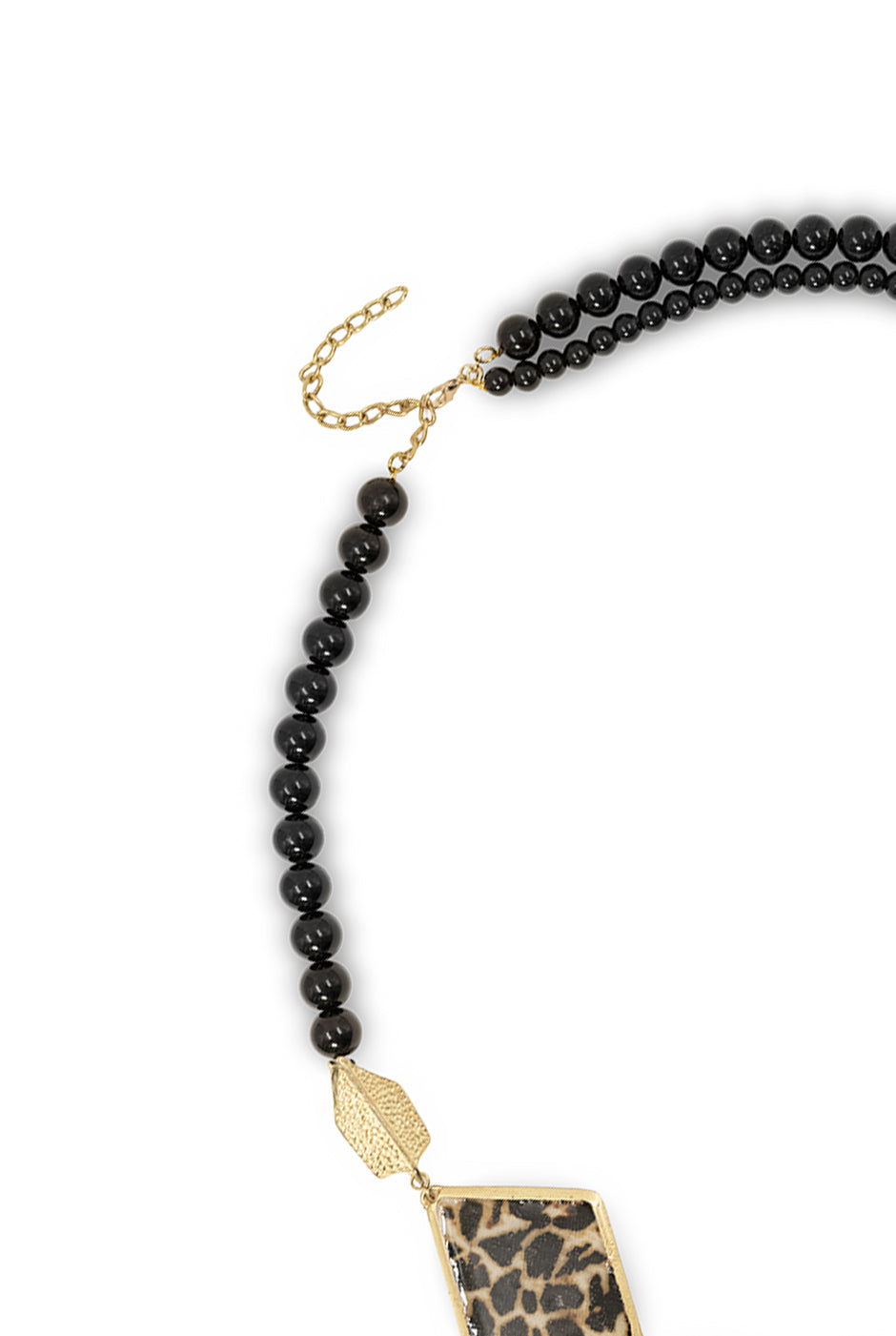 Collar elegante de abalorios negros con colgante de estampado animal