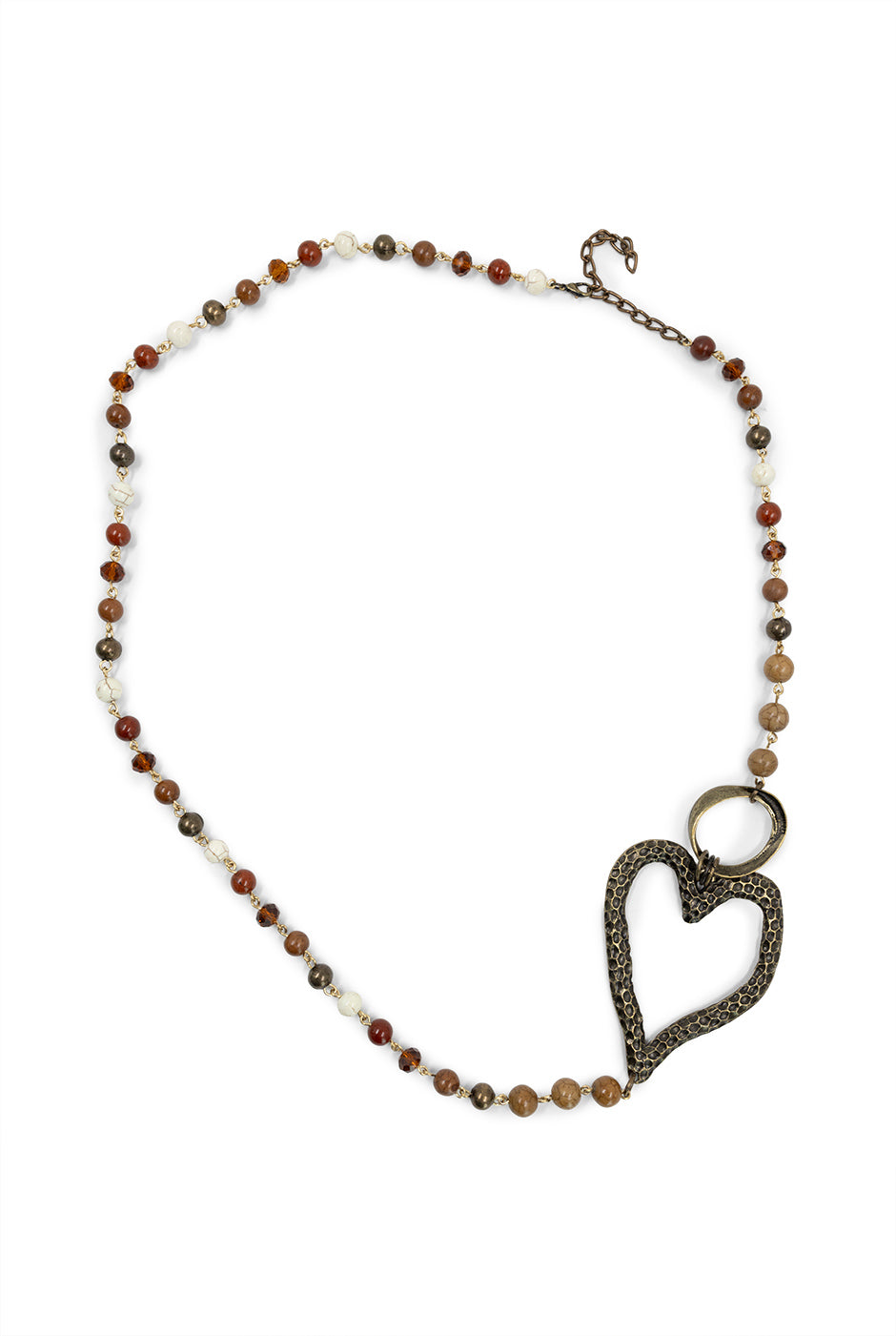 Collar largo con cuentas multicolor y dije de corazón metálico