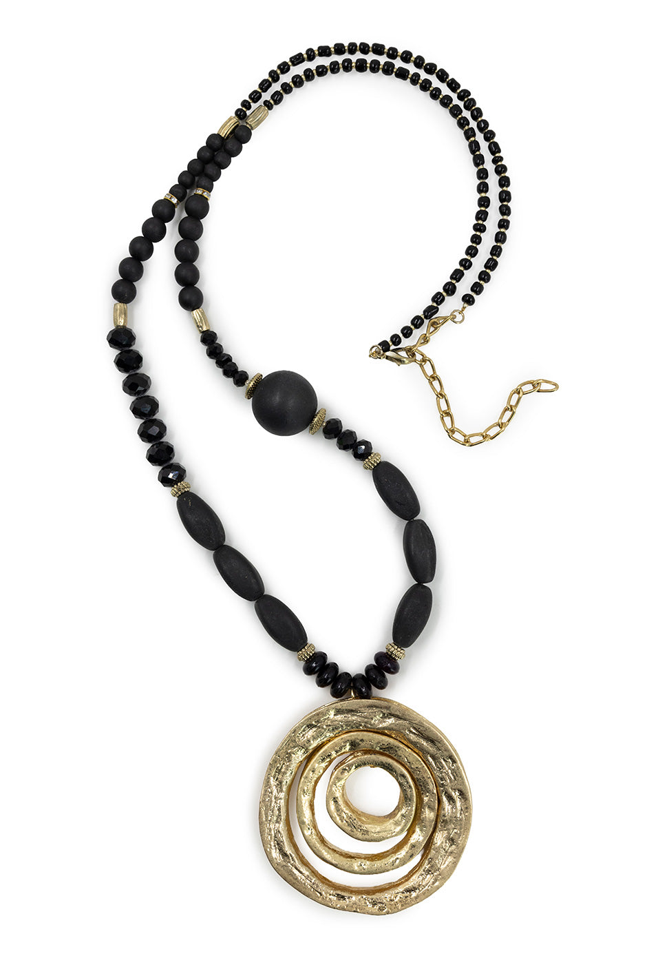 Collar negro con colgante dorado y cuentas negras