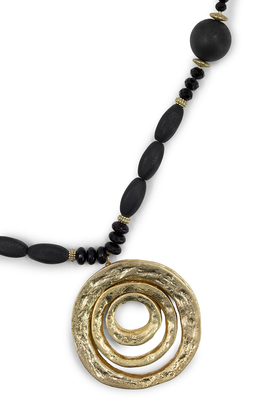 Collar negro con colgante dorado y cuentas negras