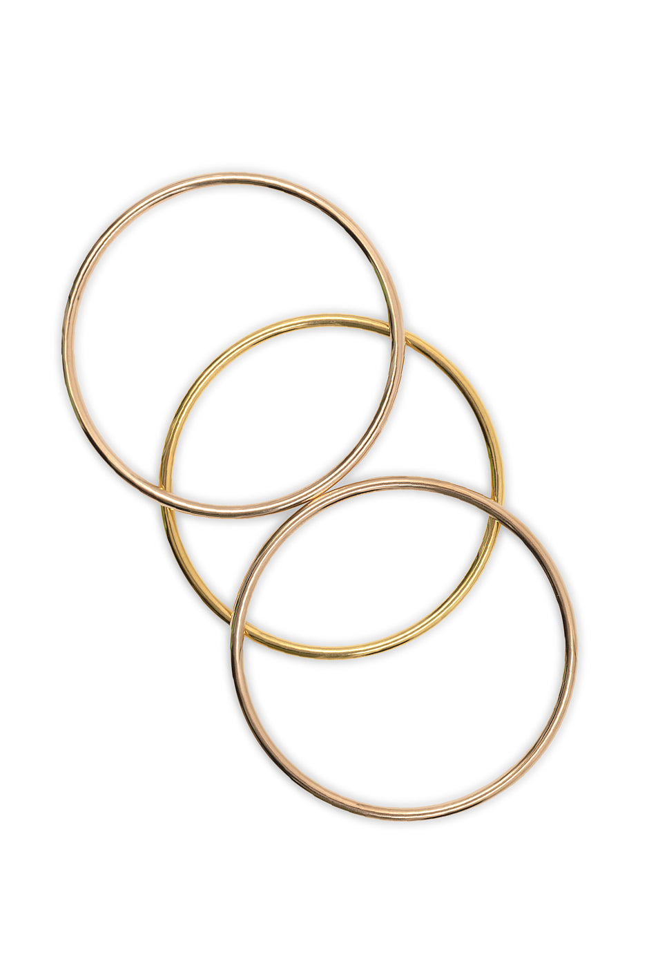 Juego de brazaletes lisos dorados elegantes