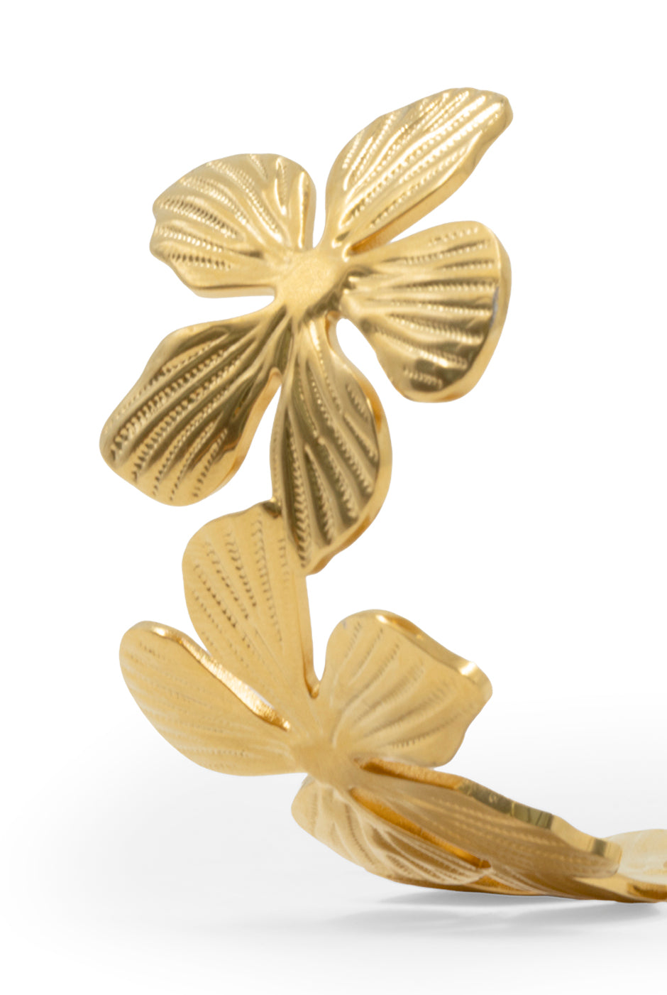 Brazalete dorado con diseño de flores texturizadas