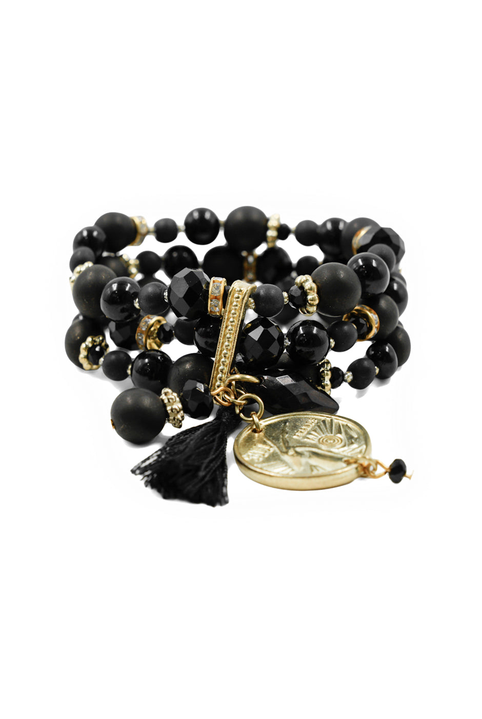 Brazalete de cuentas doradas y negras con colgante dorado.