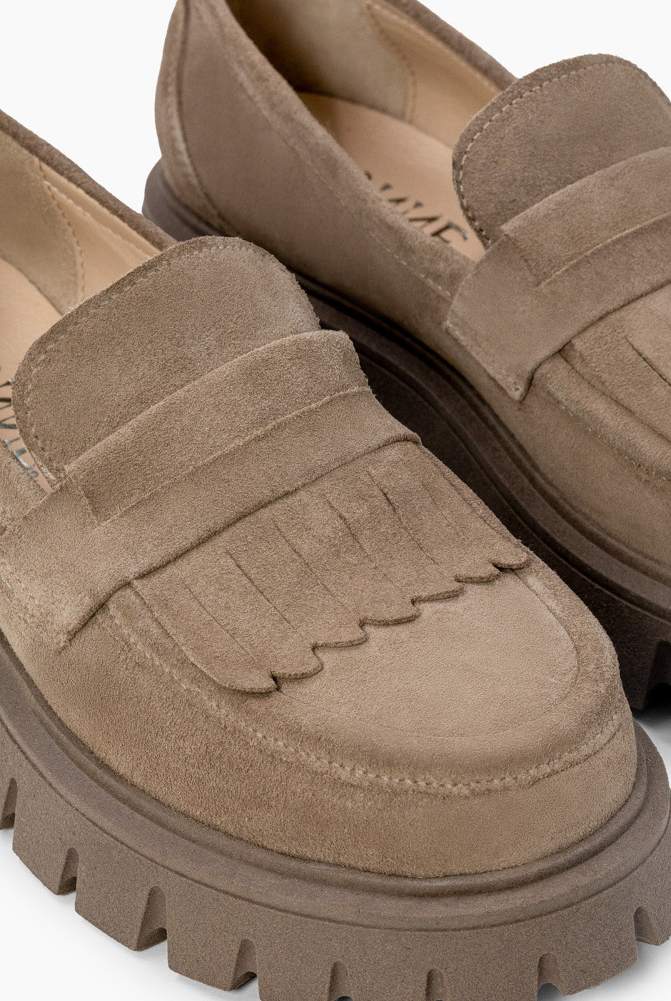 Mocasín de gamuza color topo con flecos y suela gruesa