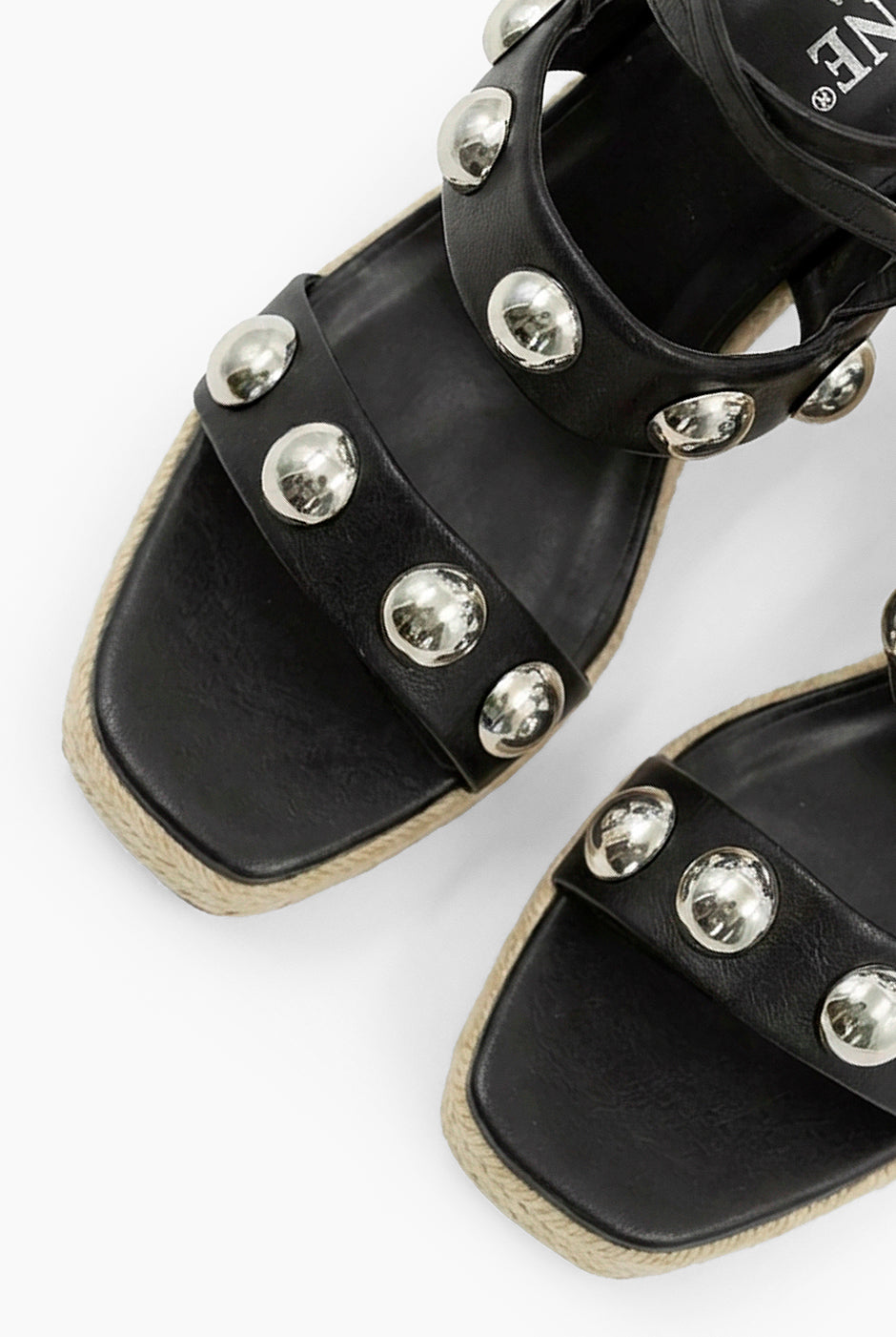 Sandalia Maxi Studs negra con cuña y tachuelas metálicas