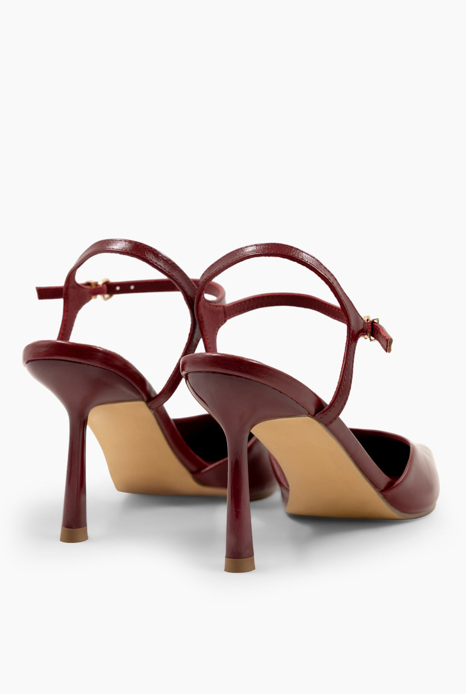 Zapatilla destalonada vino con tacón pirámide y correa de hebilla