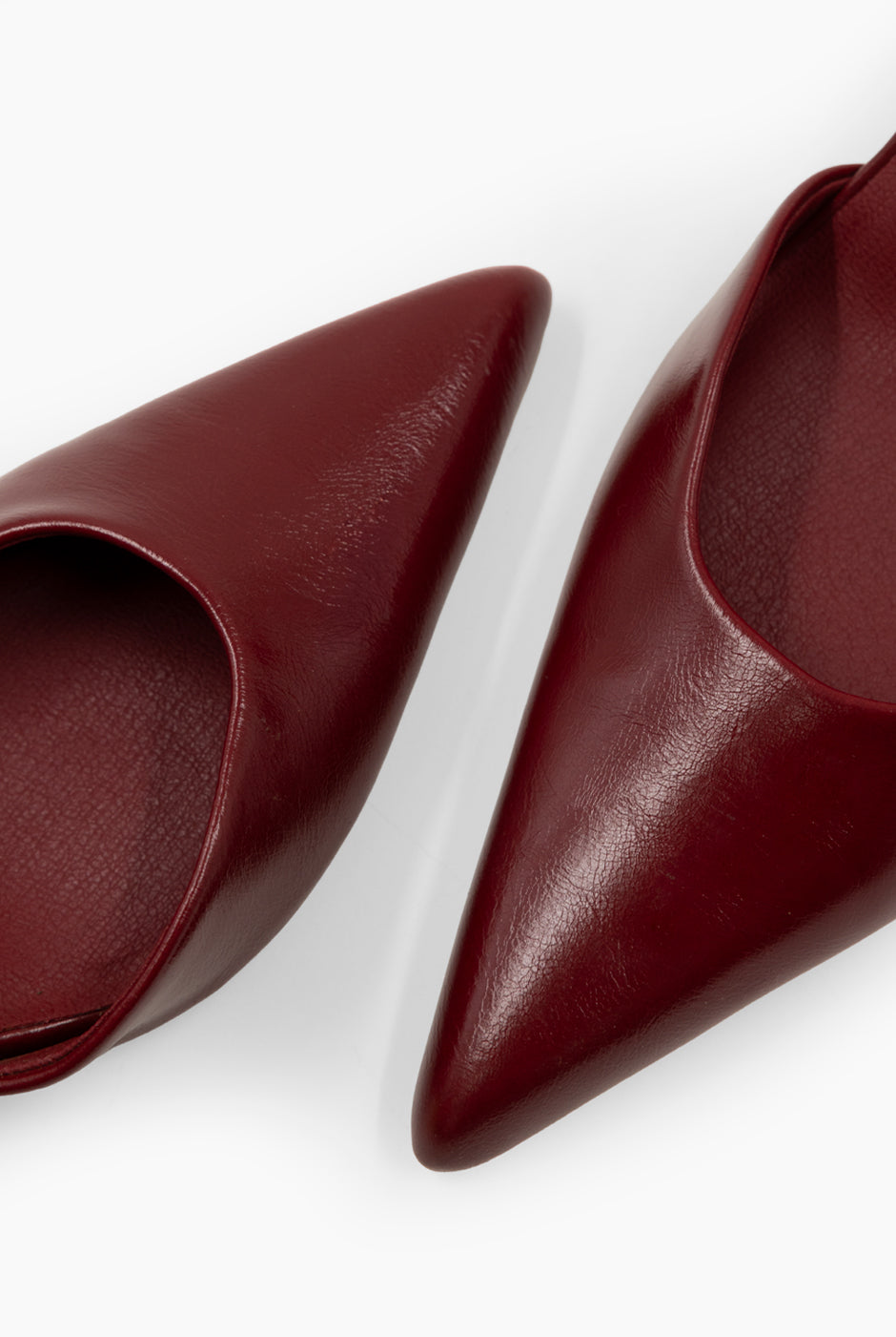 Zapatilla destalonada vino con tacón pirámide y correa de hebilla