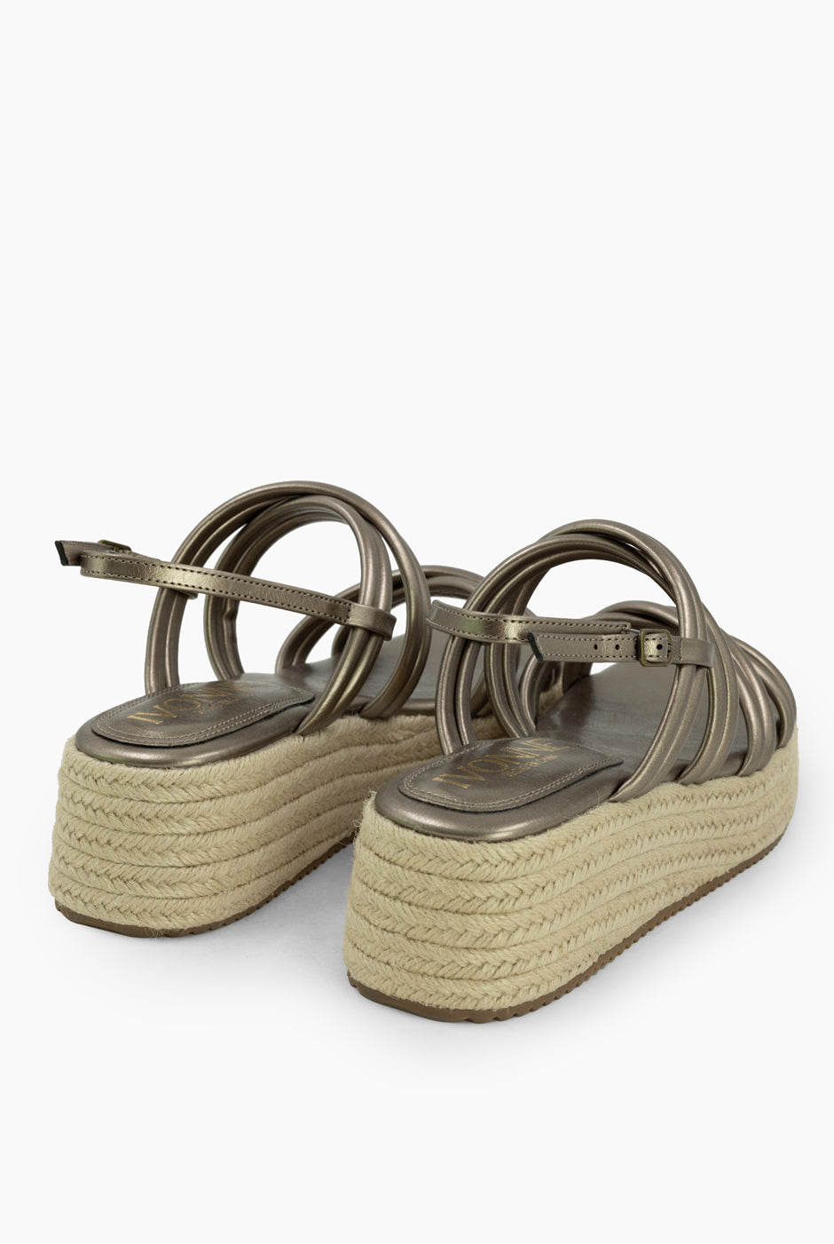 Sandalia metálica pewter con plataforma y hebilla ajustable