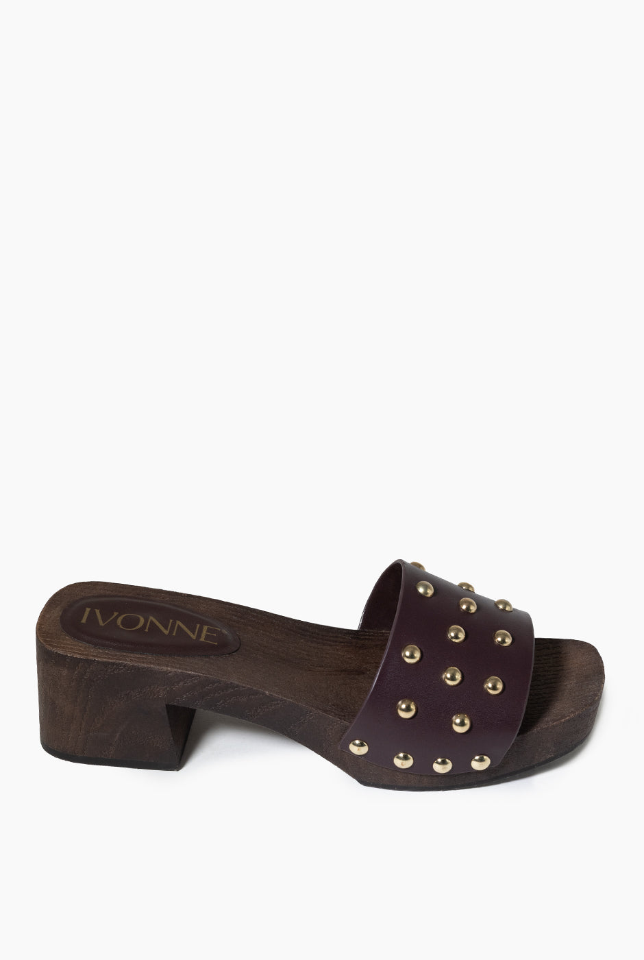 Sandalia de cuero con tacón de madera y tachuelas doradas