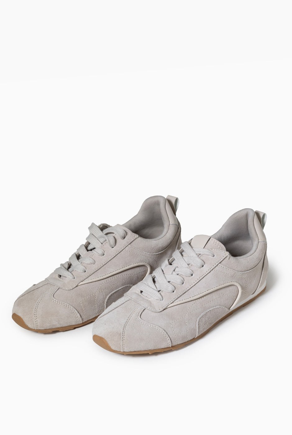 Tenis Pespuntes de gamuza hueso con cordones y costuras decorativas