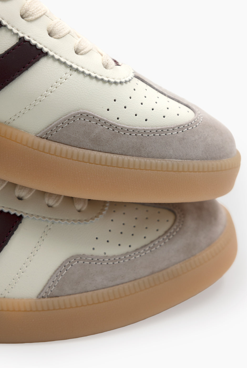 Tenis Retro de piel vino con franjas contrastantes