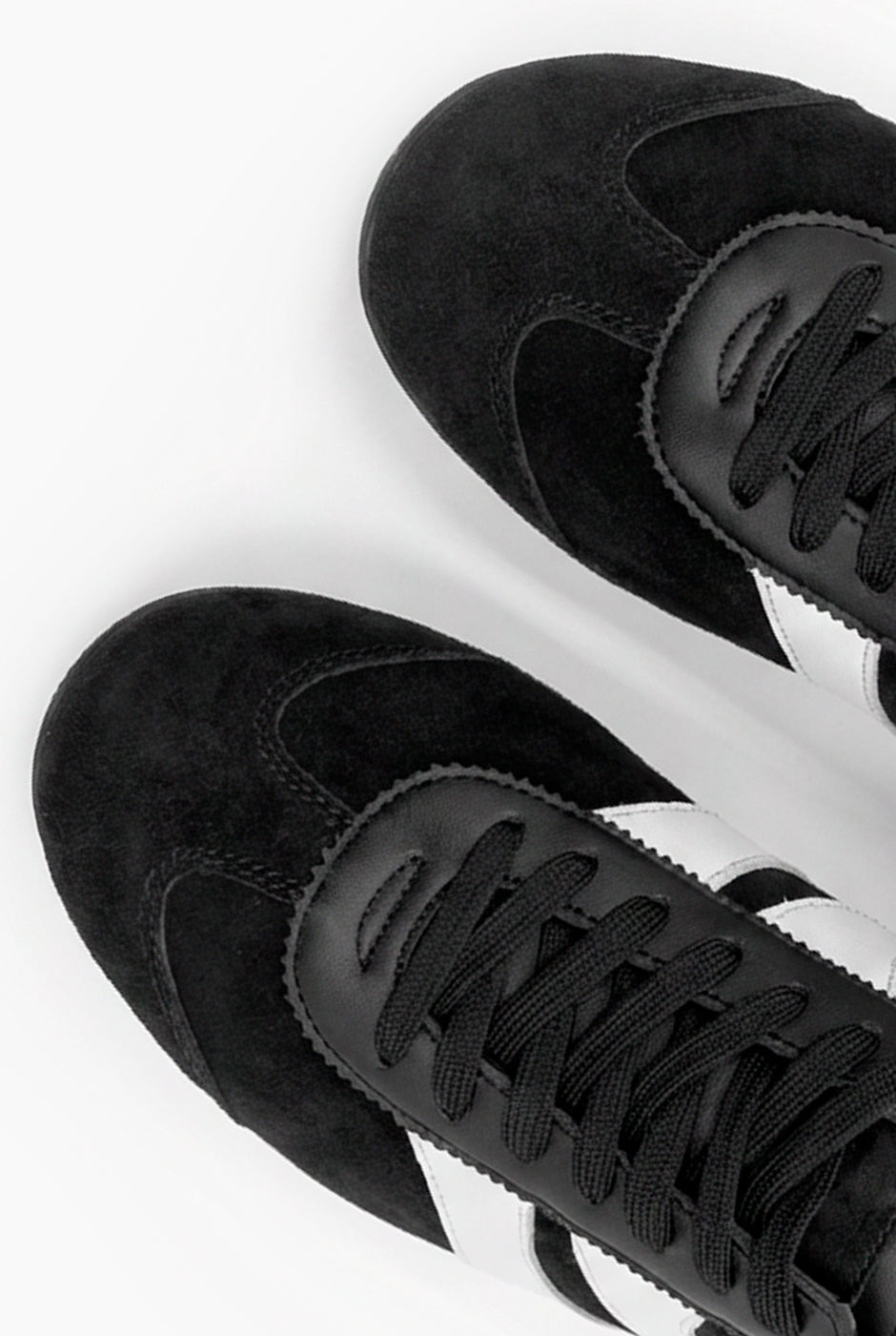 Sneakers Black & White de gamuza con franjas contrastantes