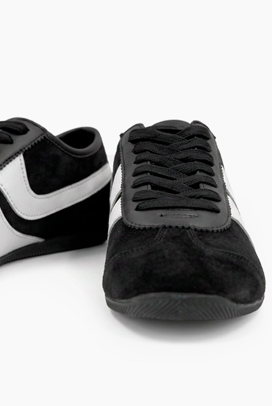 Sneakers Black & White de gamuza con franjas contrastantes