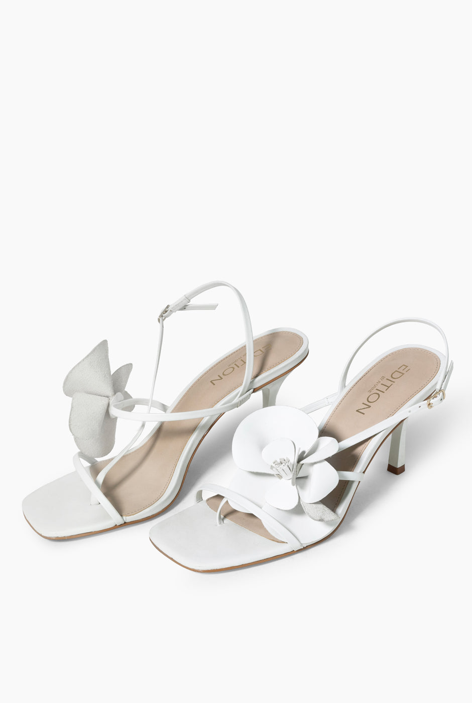 Sandalia de cuero blanco con flor decorativa y tacón de 8 cm
