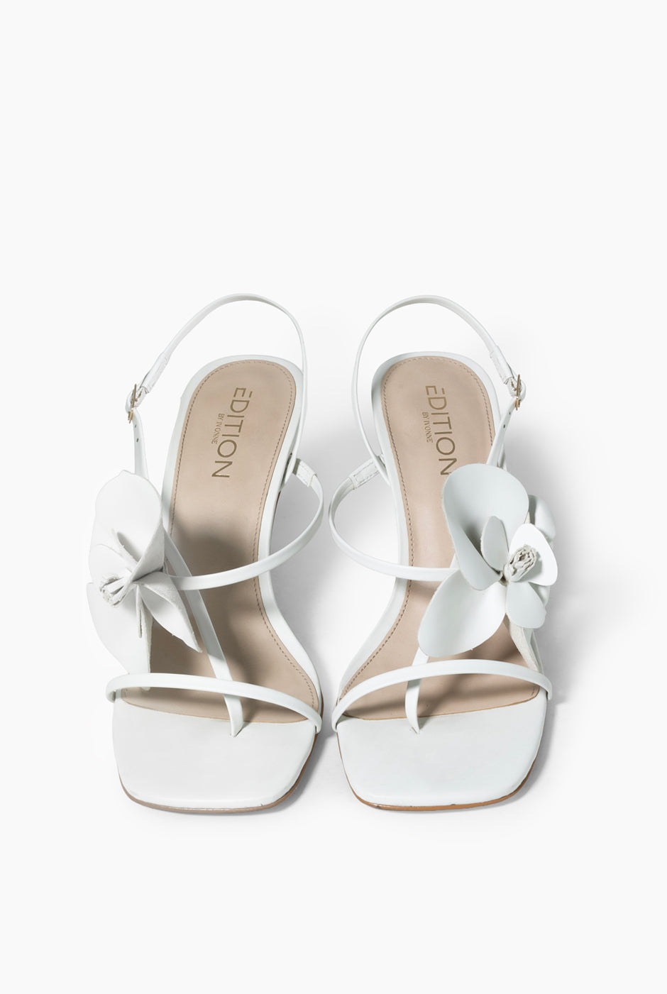 Sandalia de cuero blanco con flor decorativa y tacón de 8 cm