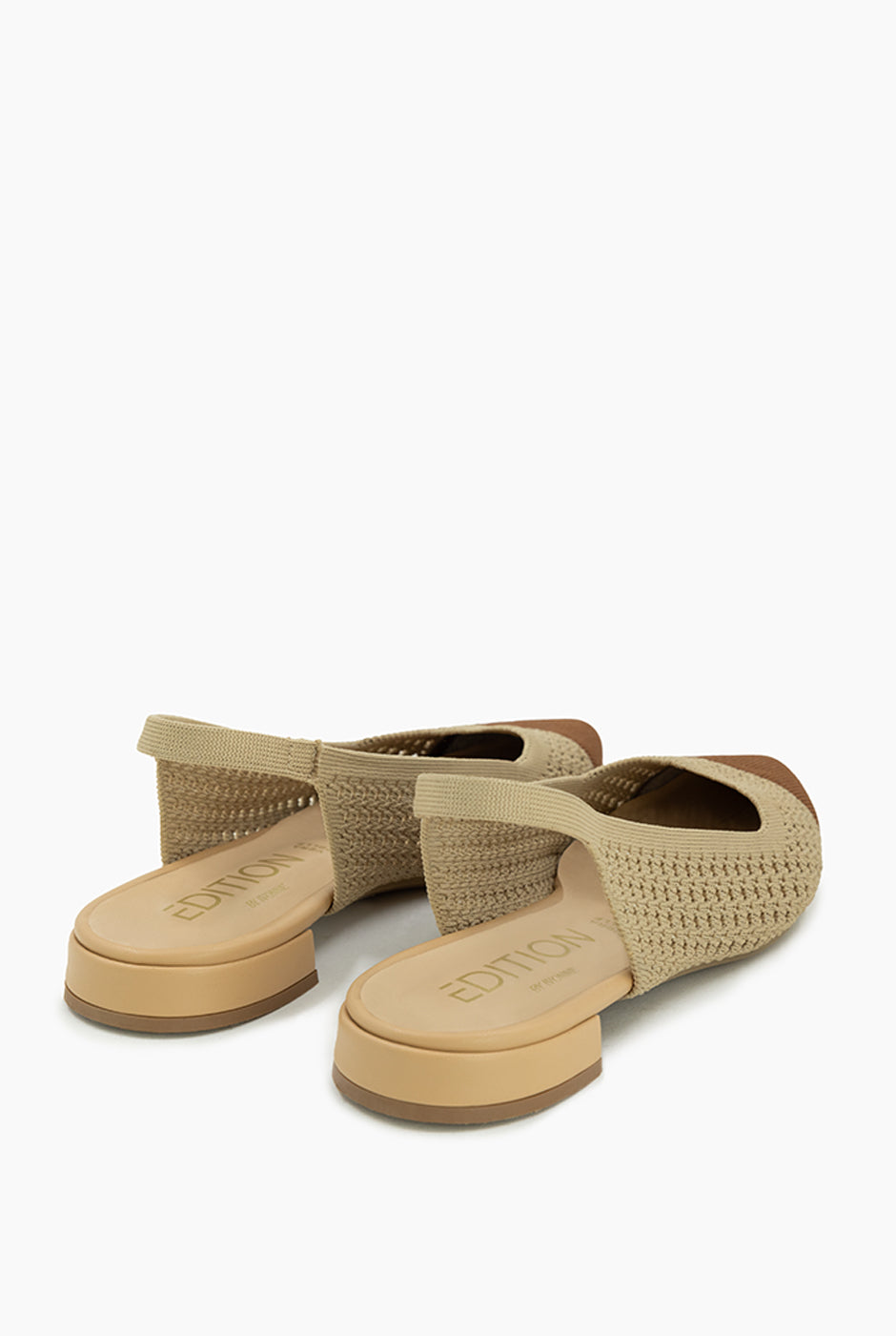 Zapato Knitted beige tejido con punta en contraste y silueta slingback
