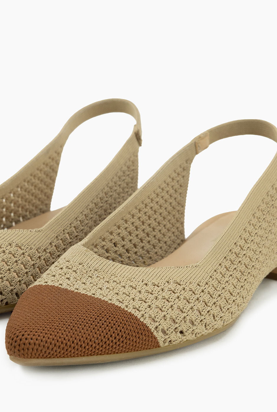 Zapato Knitted beige tejido con punta en contraste y silueta slingback