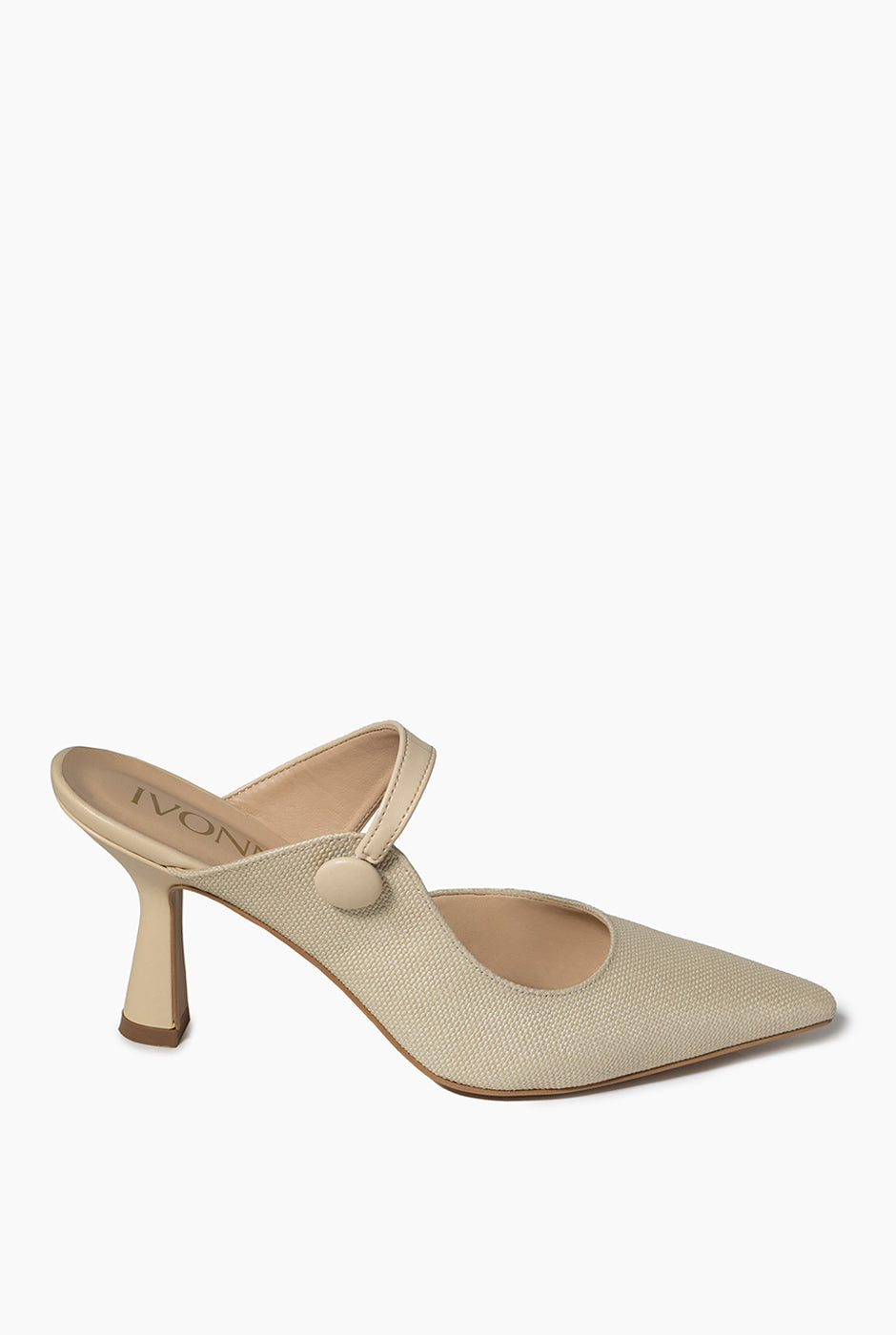 Zapatilla D'Orsay beige con escote asimétrico y botón decorativo.
