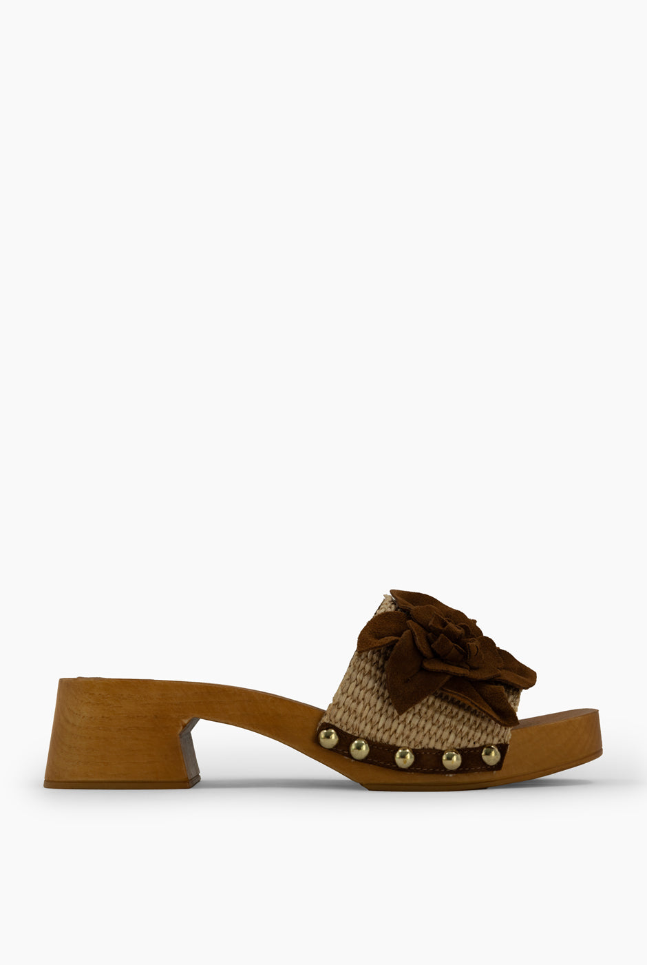 Sandalia con flor en suede y tacón de madera natural