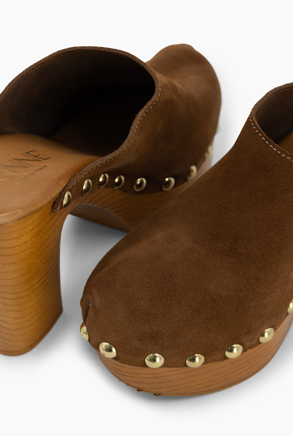 Zueco de cuero con remaches y tacón de madera de 12 cm color chocolate