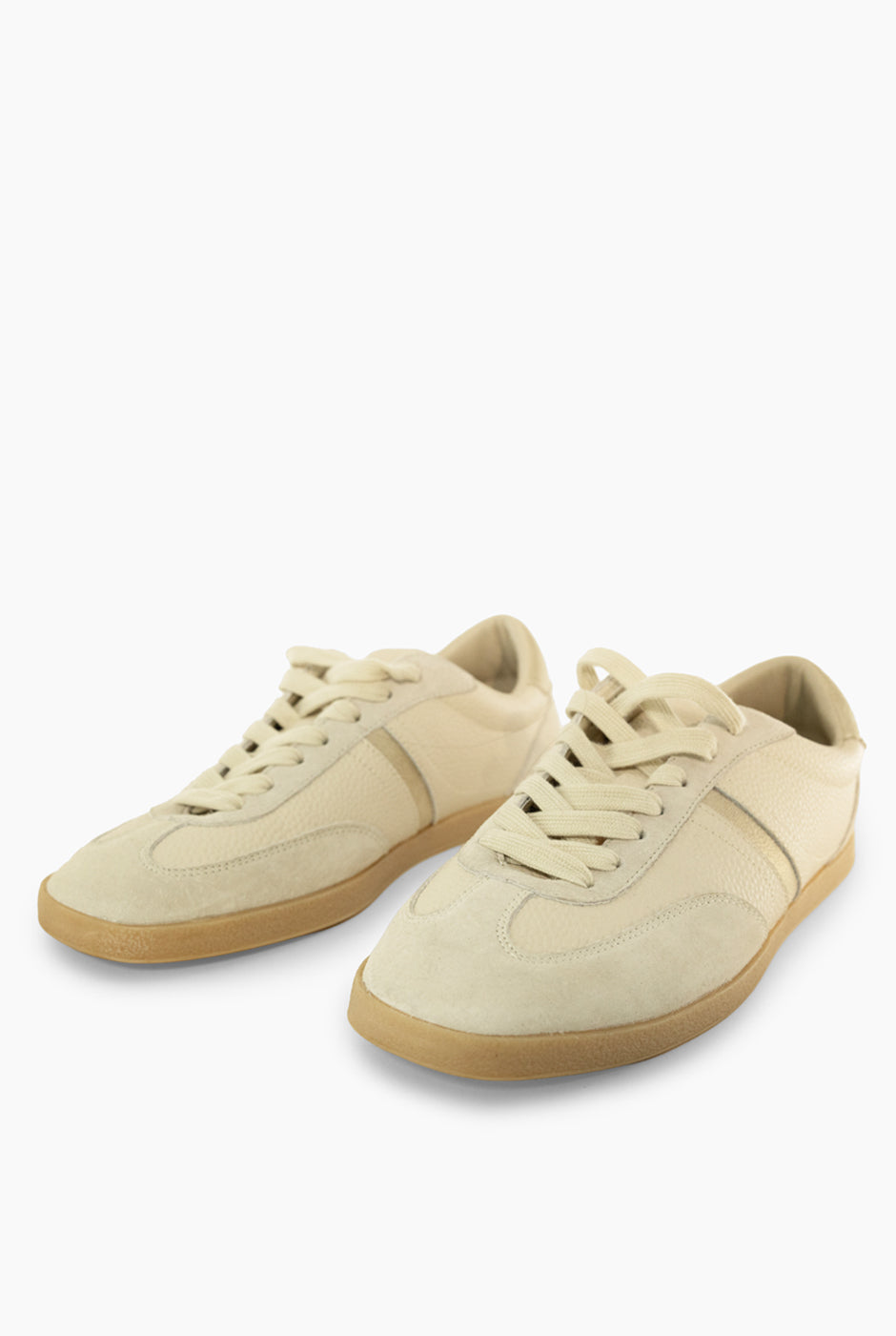 Tenis Flat beige con cordones y paneles de gamuza y cuero
