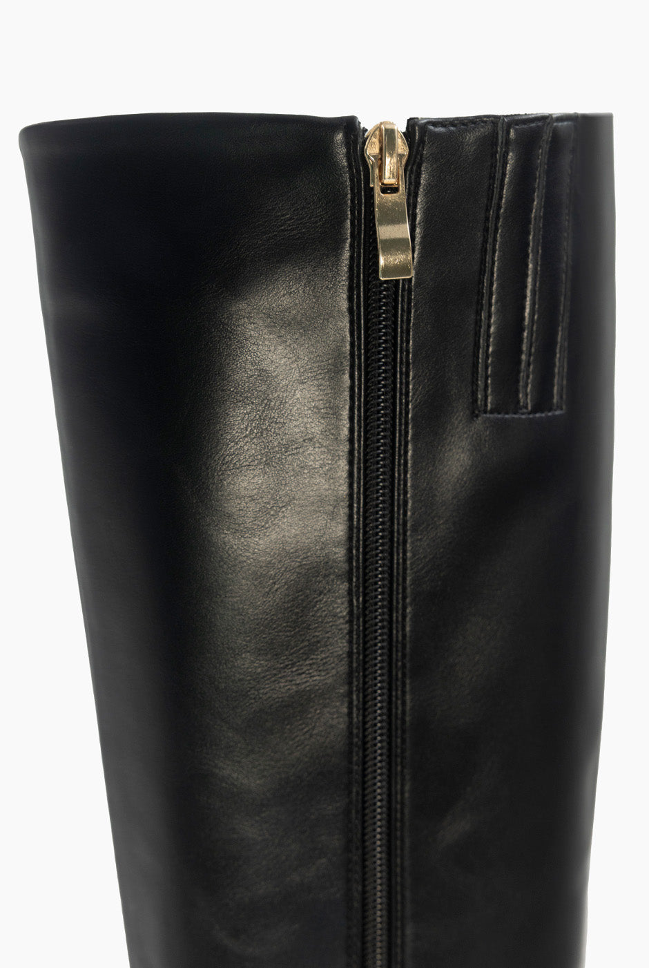 Bota alta de ecopiel negra con punta metalizada y tacón rectangular