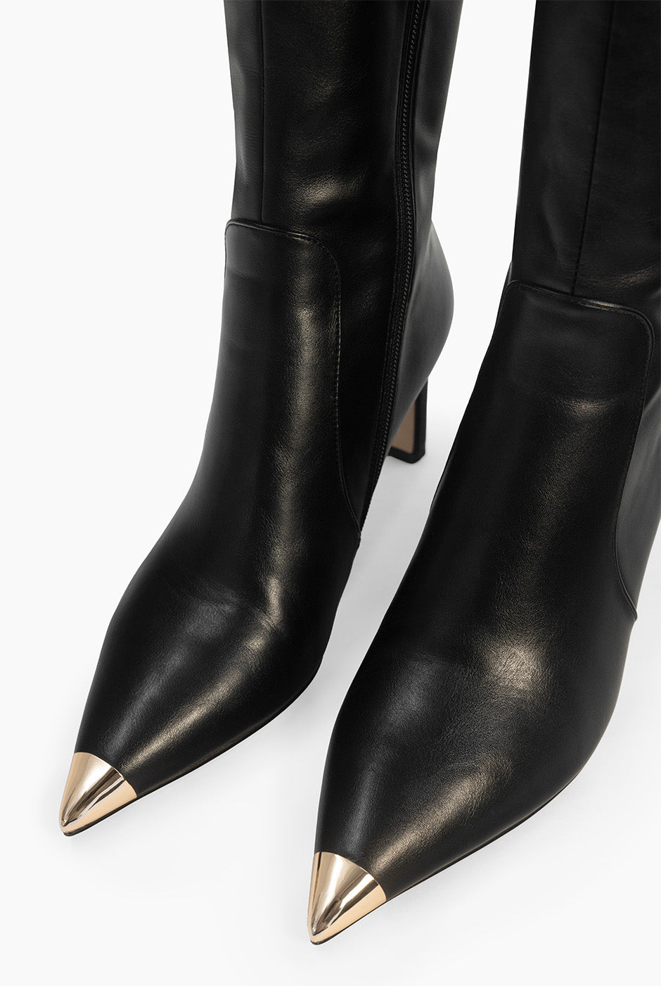 Bota alta de ecopiel negra con punta metalizada y tacón rectangular