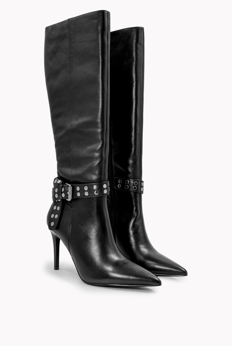 Bota alta de cuero negra con cinturón y estoperoles