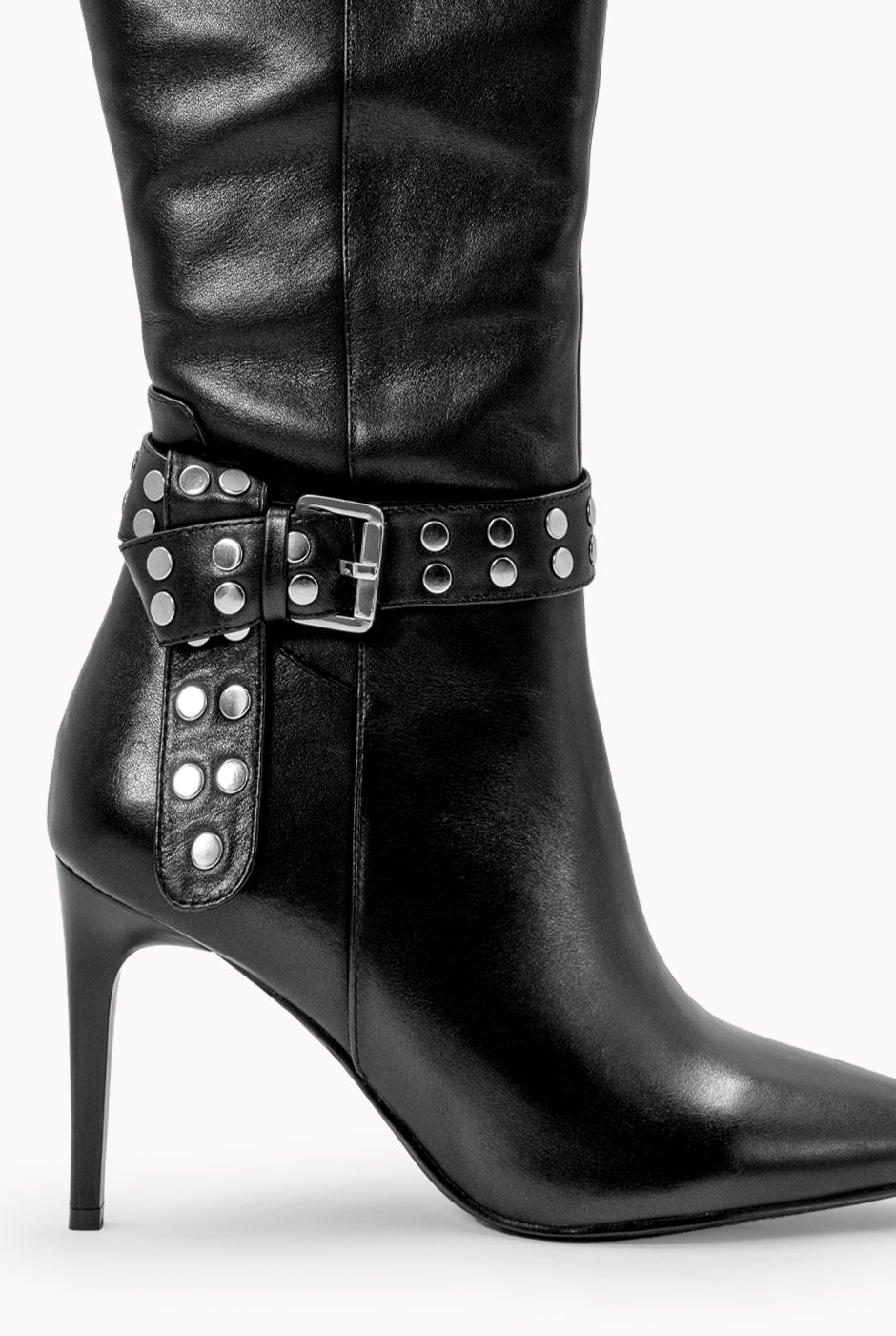 Bota alta de cuero negra con cinturón y estoperoles
