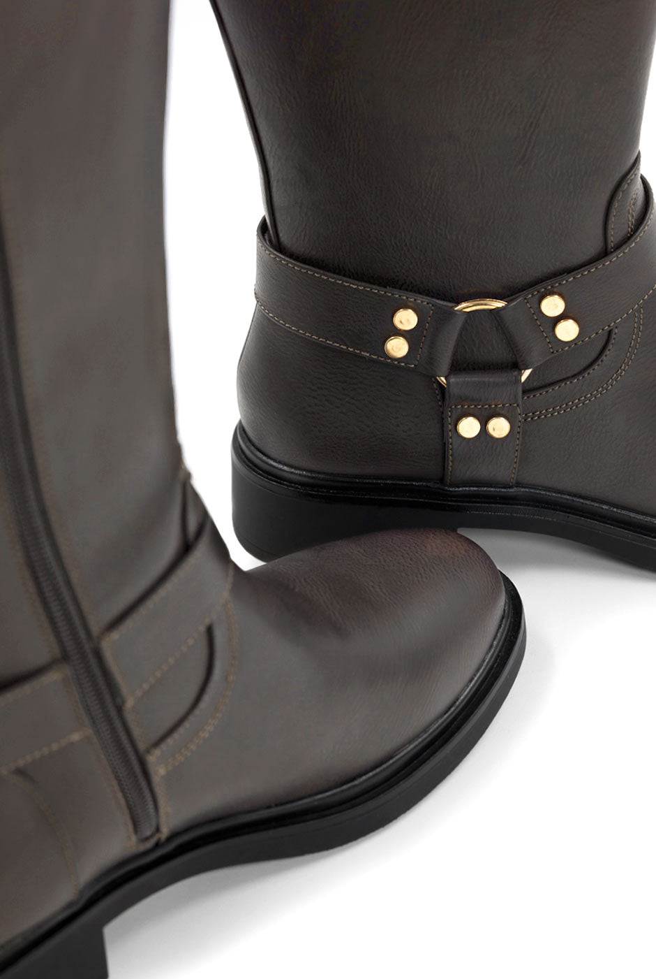 Bota ecuestre café con detalles metálicos y suela track