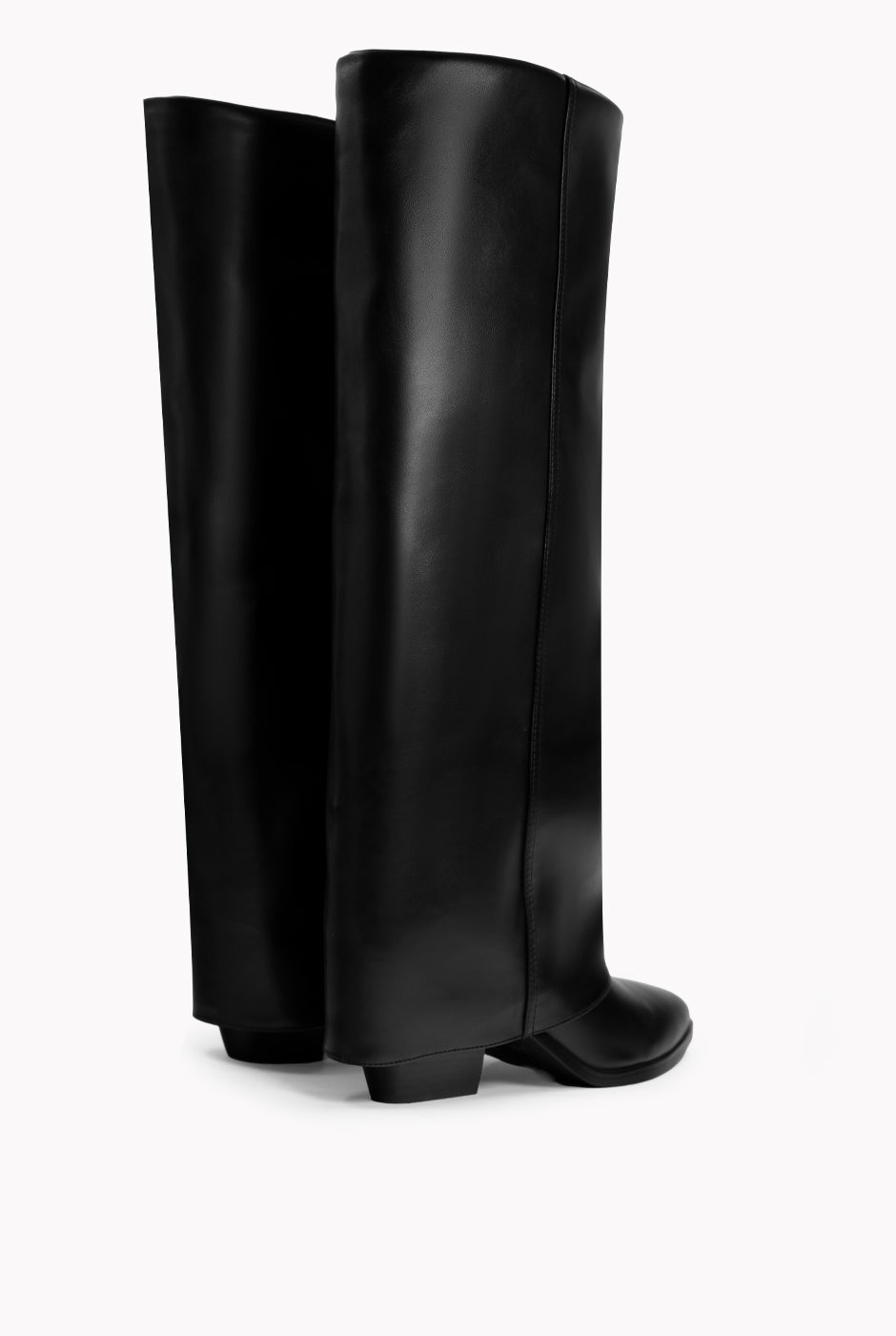 Bota alta de tacón en ecopiel negra con solapa y punta triangular