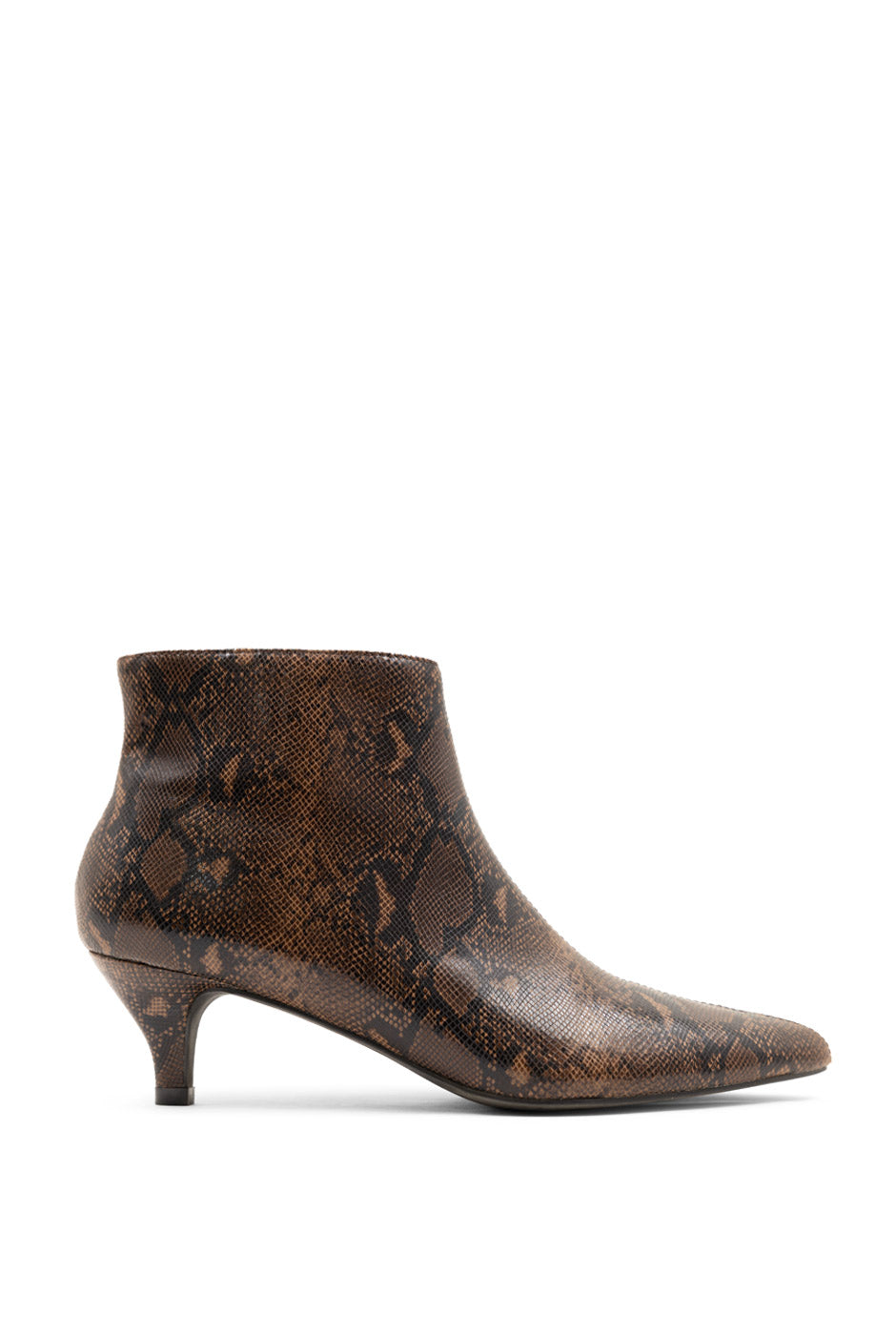 Botín de ecopiel café con estampado de serpiente y tacón de 5 cm.