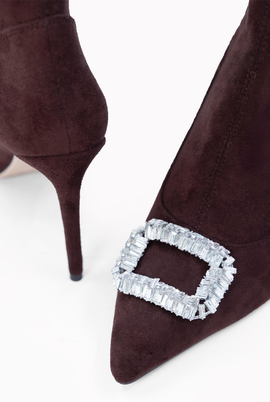 Botín Sock Suede vino con tacón stiletto y pedrería