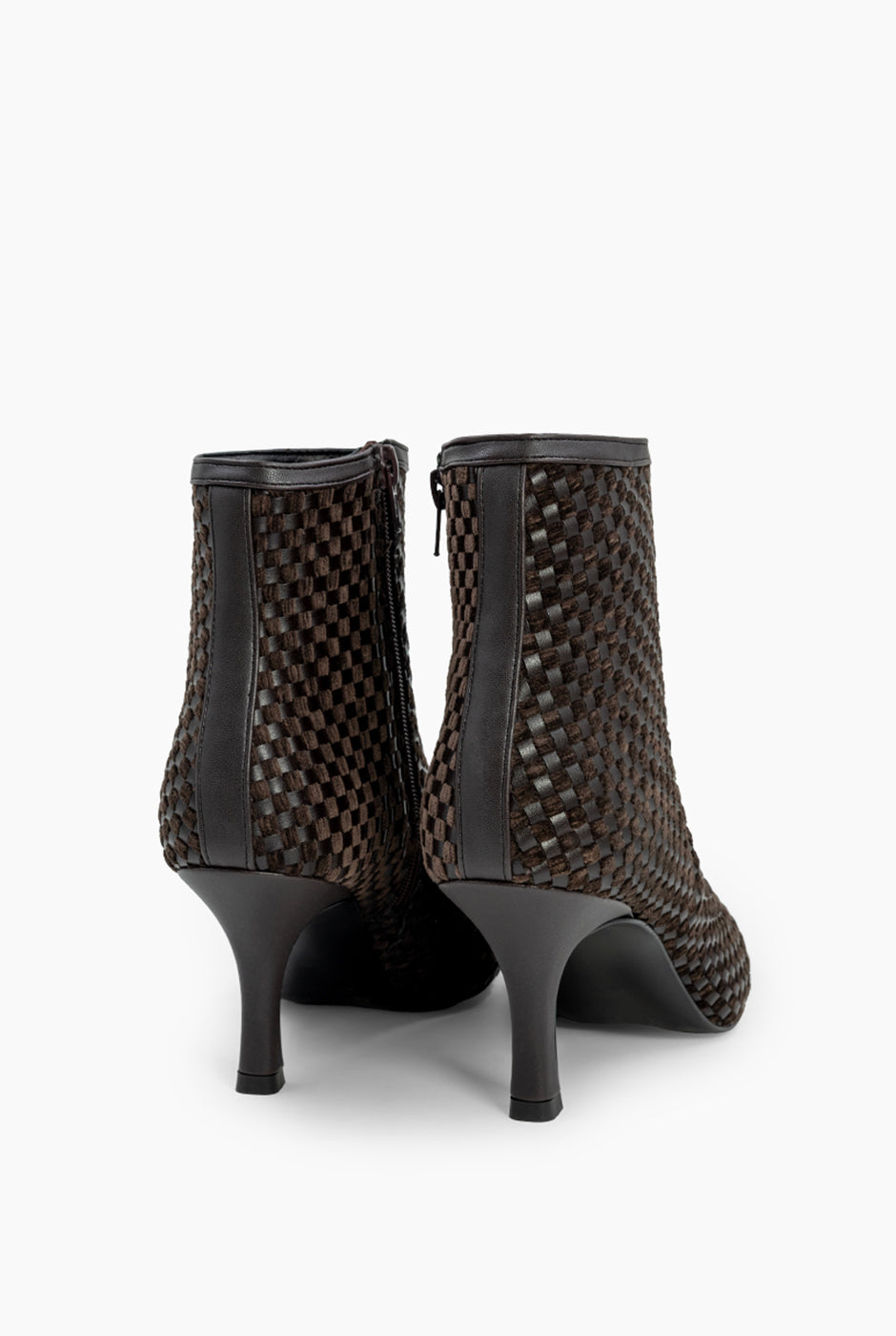 Botín chocolate de ecopiel trenzada con tacón de 7 cm