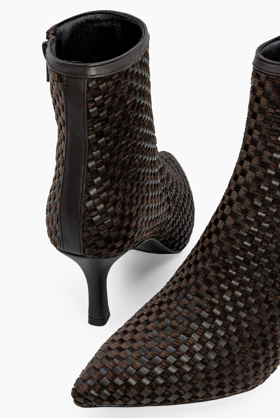 Botín chocolate de ecopiel trenzada con tacón de 7 cm