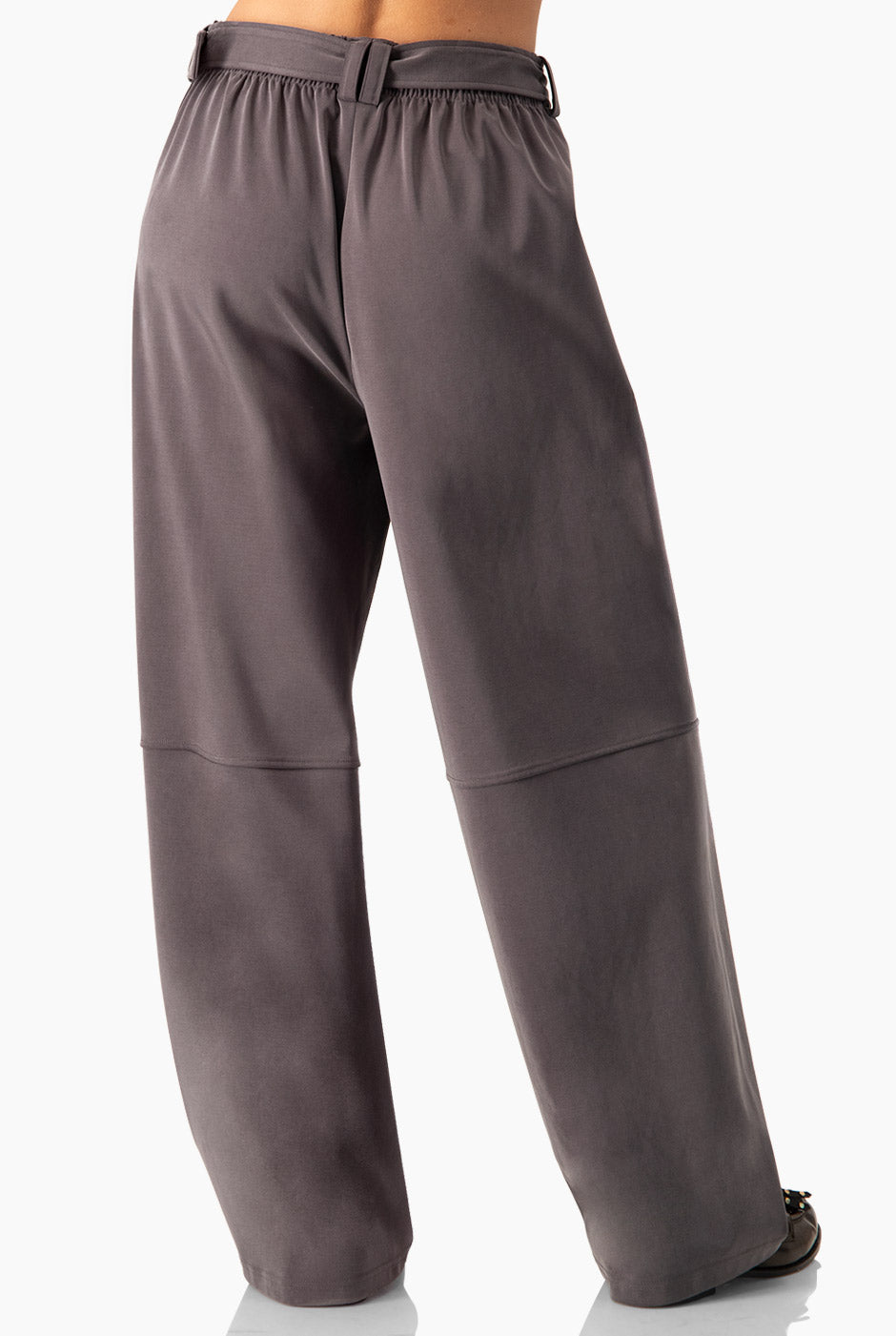Pantalón Extra Soft gris con bolsillos grandes y cinturón
