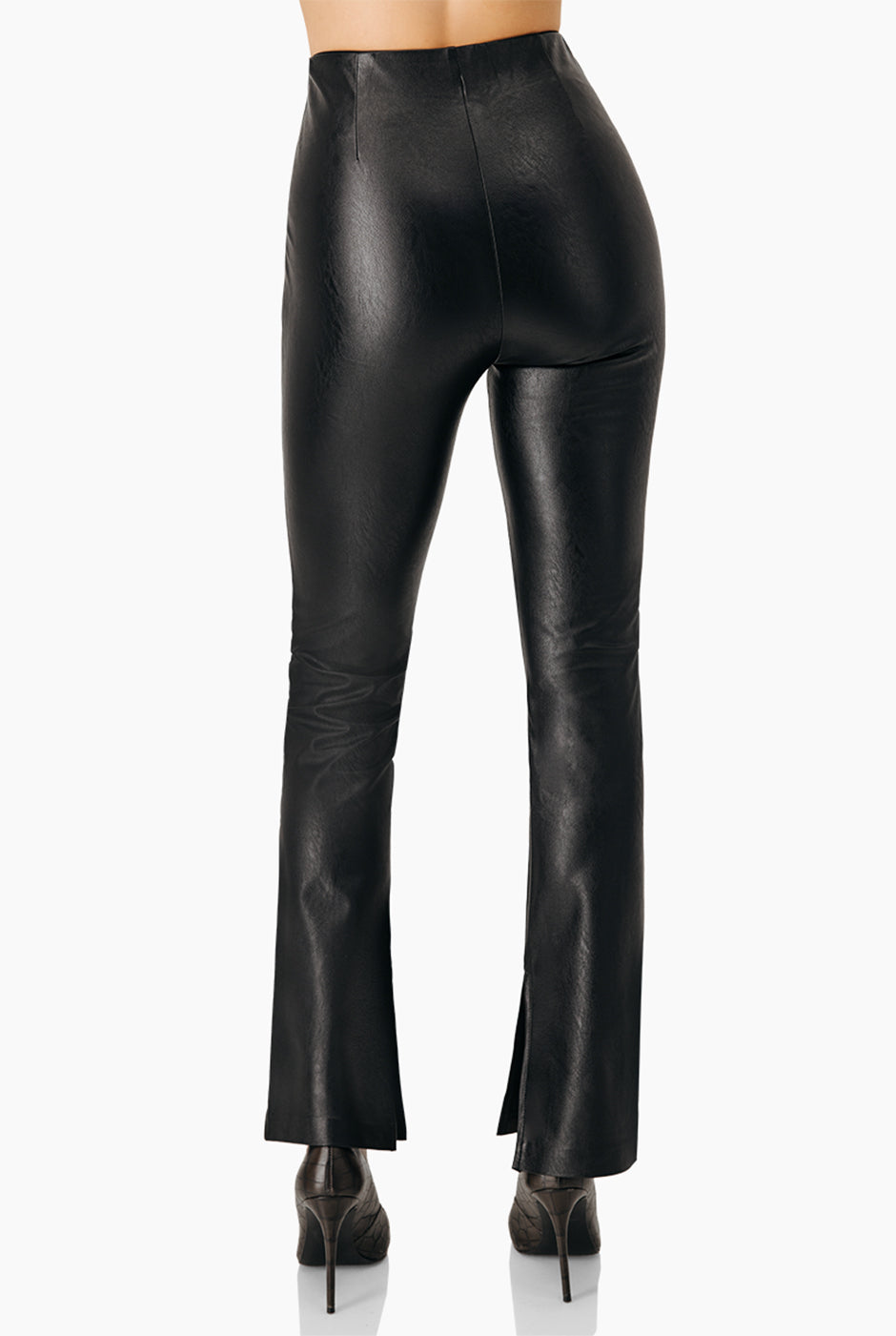 Pantalón recto negro de ecopiel con tiro alto y aberturas