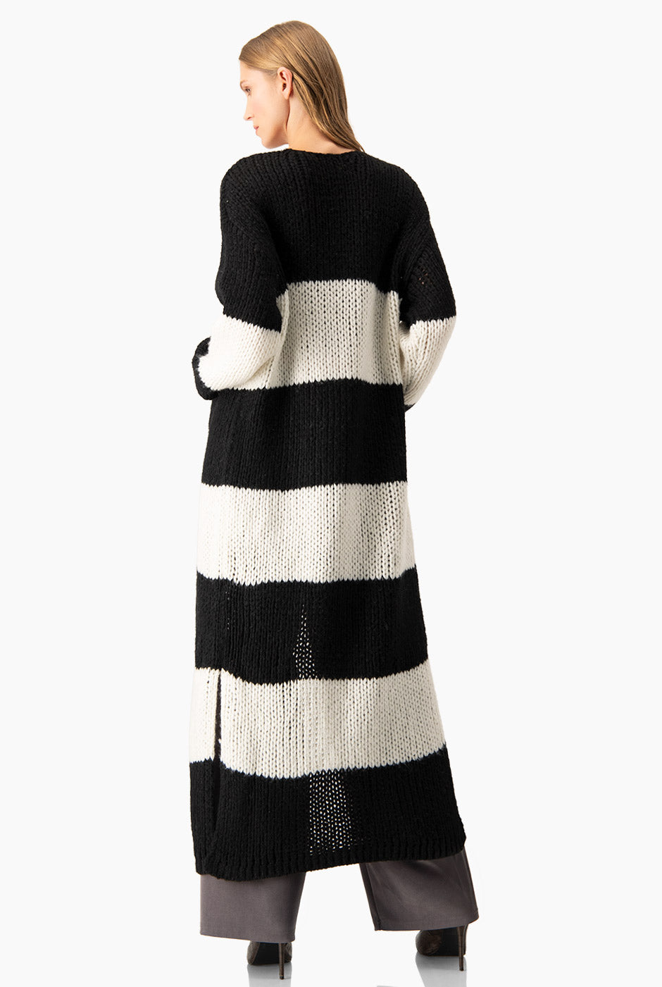 Cárdigan a rayas blanco y negro tejido a crochet