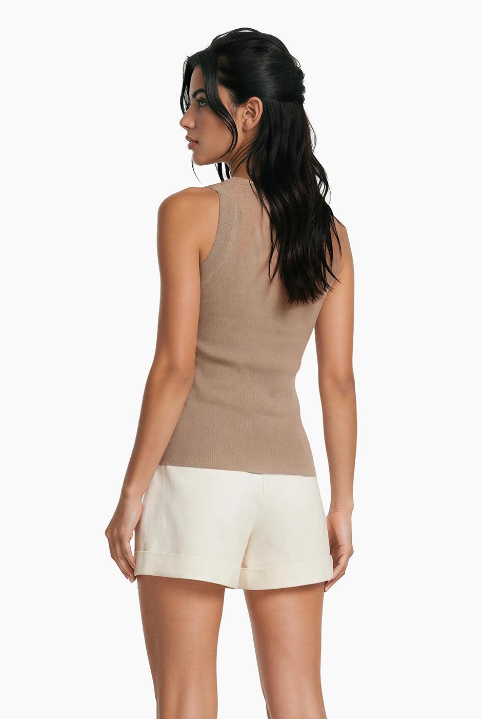 Top halter rib beige sin mangas sobre fondo blanco