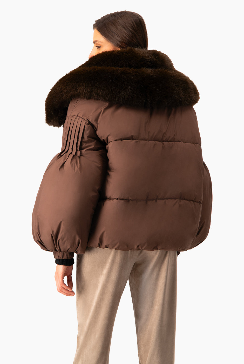 Chamarra café puffer con mangas abullonadas y cuello de pelo