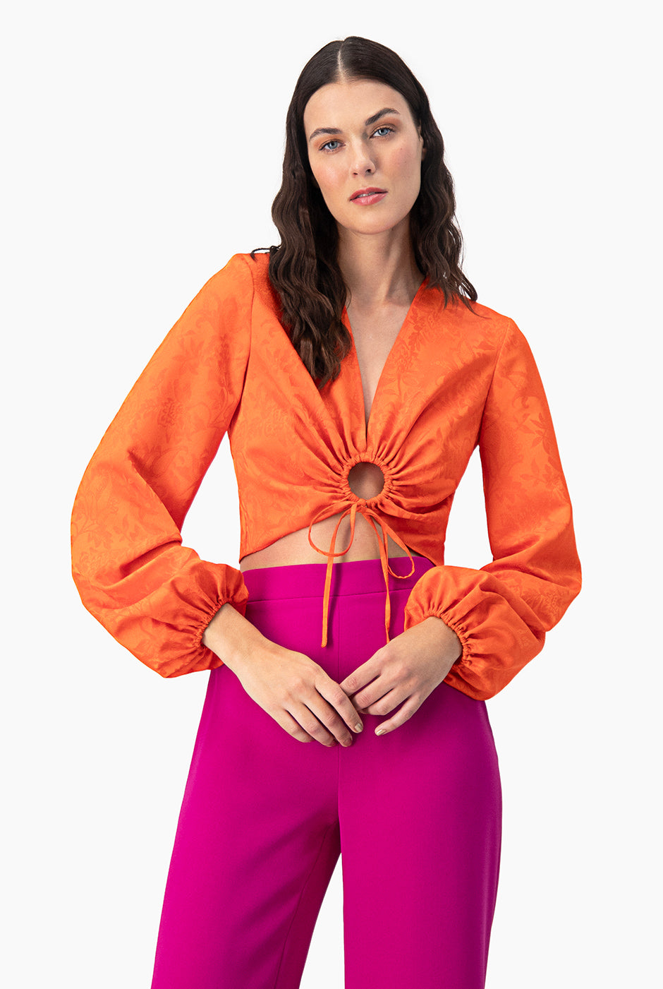 Blusa naranja de manga larga con detalle en pecho