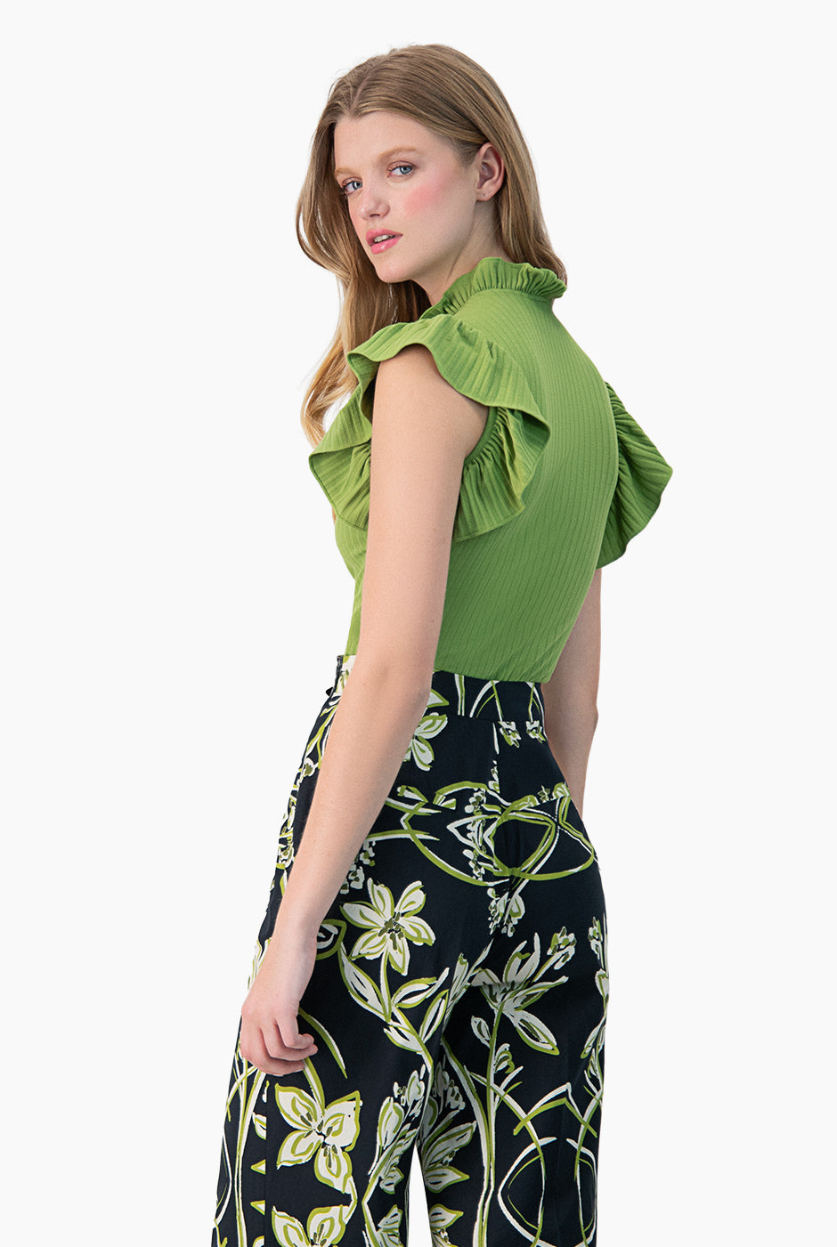 Blusa recta verde con volantes en sisa y cuello