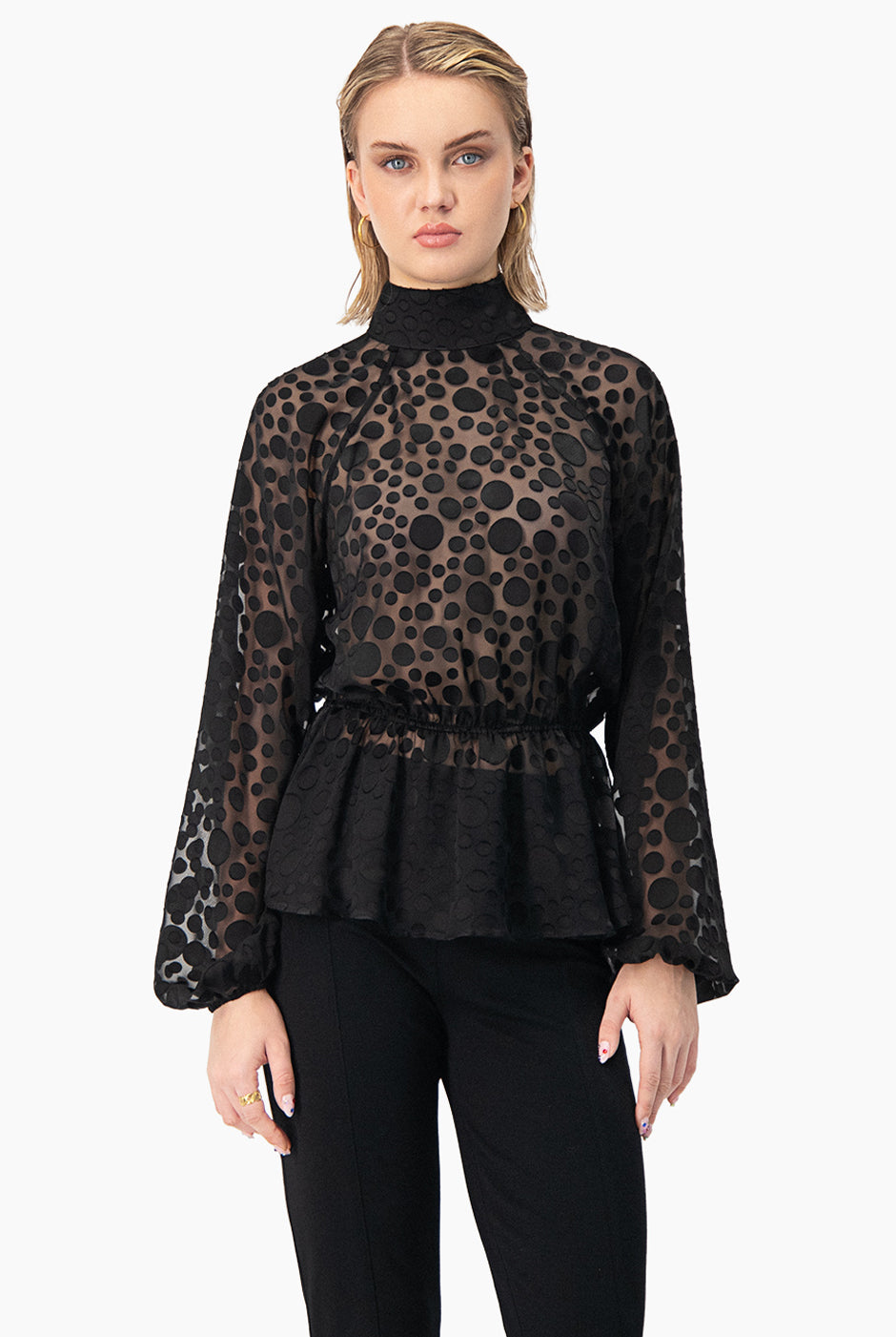 Blusa de cuello alto con estampado de lunares