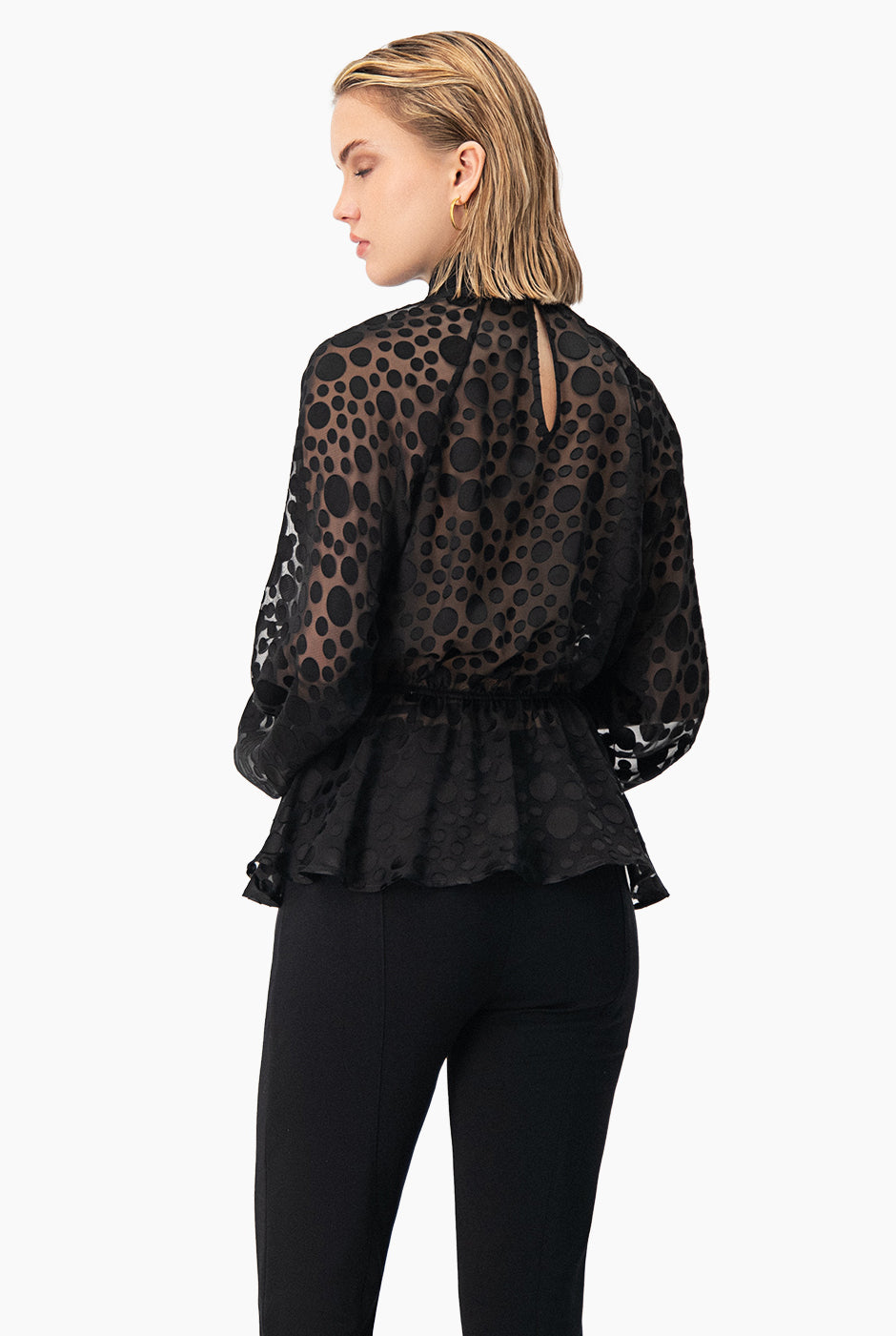 Blusa de cuello alto con estampado de lunares