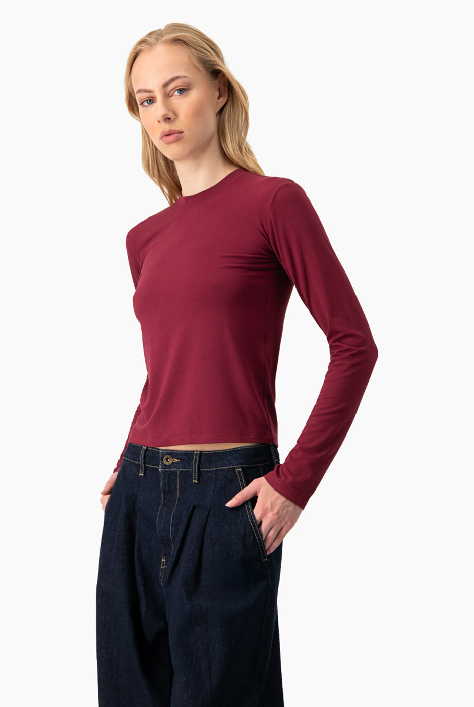 Playera básica recta manga larga color vino.