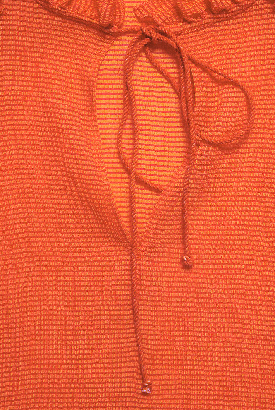 Blusa naranja de manga con olanes